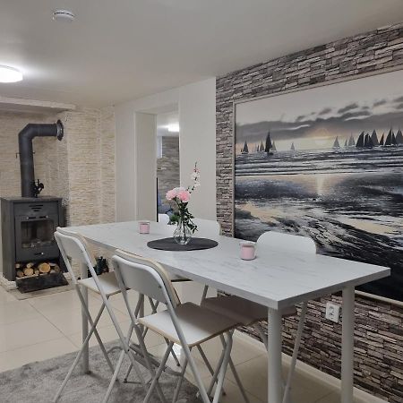 Moonlight - Trevlig Kallarlagenhet Apartment Broby Bagian luar foto